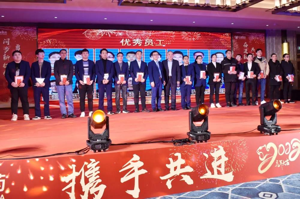副總經(jīng)理宋濤、藥物研究院副院長張徑為年度優(yōu)秀員工頒獎.jpg